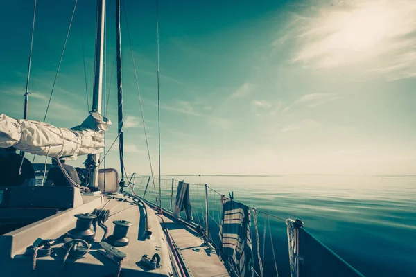 Sailboat yacht sailing in blue sea. Tourism — Stock Photo, Image