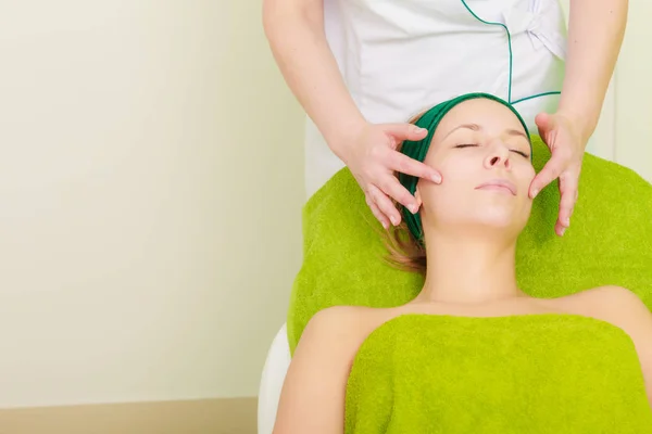 Donna ottenere massaggio viso tradizionale in estetista — Foto Stock