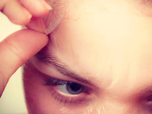 Mujer quitando la piel facial de la máscara de primer plano —  Fotos de Stock