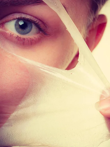 Žena odebrání obličejové kůry mimo masku detailní — Stock fotografie