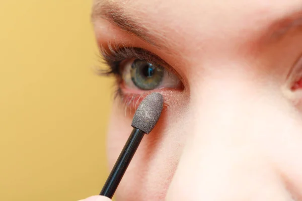 Close up woman getting make up, eyeshadow — Stock Photo, Image