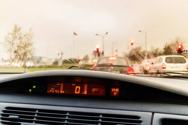 Disparo dentro del coche durante la conducción a través de la ciudad — Foto de Stock