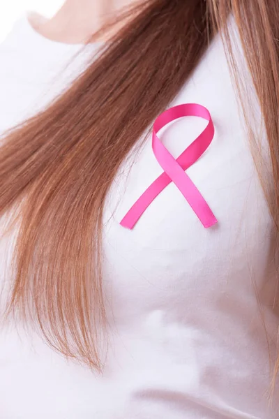 Ruban rose sur la poitrine de la femme pour soutenir la cause du cancer du sein — Photo