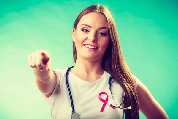 Frau mit rosa Schleife und Stethoskop auf der Brust. — Stockfoto