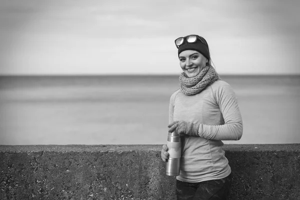 Fit mulher no dia frio aquecimento beber chá — Fotografia de Stock