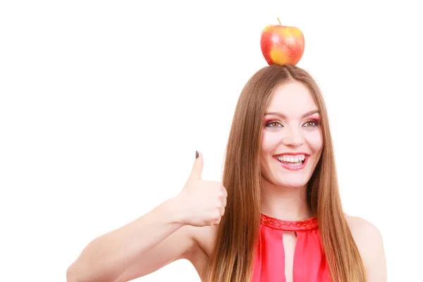 Mulher bonita segura fruta de maçã na cabeça — Fotografia de Stock