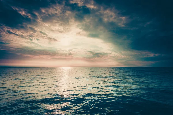 Güzel deniz manzarası akşam ufku ve gökyüzü — Stok fotoğraf