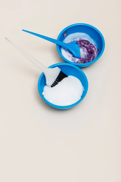 Дві пластикові чаші з відбілювачем фарби для волосся — стокове фото