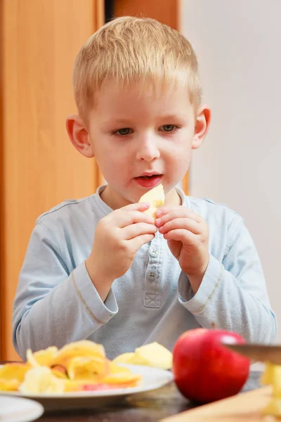 Lille pojken äta äpple för mellanmål — Stockfoto