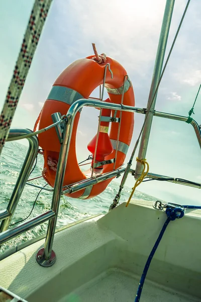 Zachránit červený záchranný kruh spořič záchranným kruhem na plachetnici — Stock fotografie