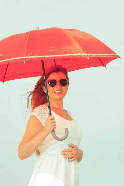 Портрет рыжеволосой взрослой женщины с зонтиком — стоковое фото
