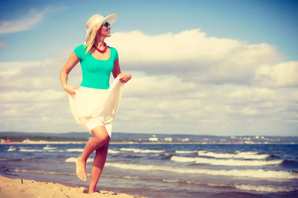 Mulher loira vestindo vestido andando na praia — Fotografia de Stock