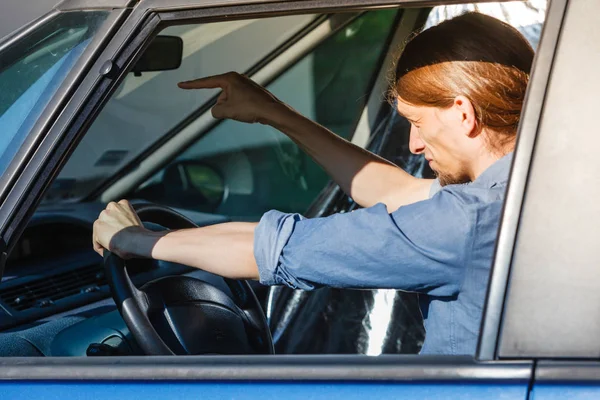 Hombre enojado en el coche gritando mientras conduce — Foto de Stock