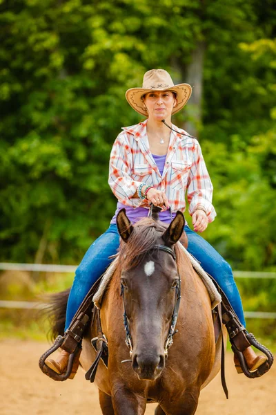 Cowgirl gör häst ridning på landsbygden äng — Stockfoto