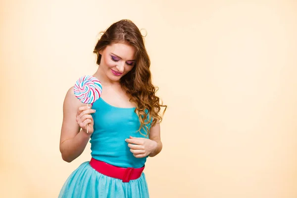 Frau fröhliches Mädchen mit Lutscher-Bonbons — Stockfoto