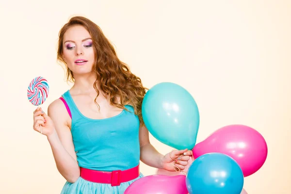 Frau mit bunten Luftballons und Lutscher — Stockfoto