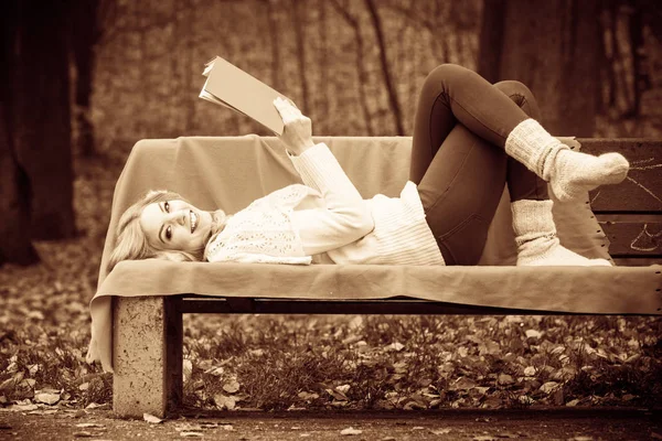 Chica rubia con libro en el parque de otoño — Foto de Stock