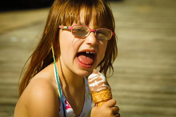 Kleuter meisje eten van ijs op strand — Stockfoto