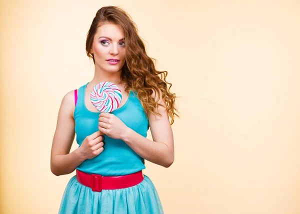 Žena radostné dívka s lollipop candy — Stock fotografie