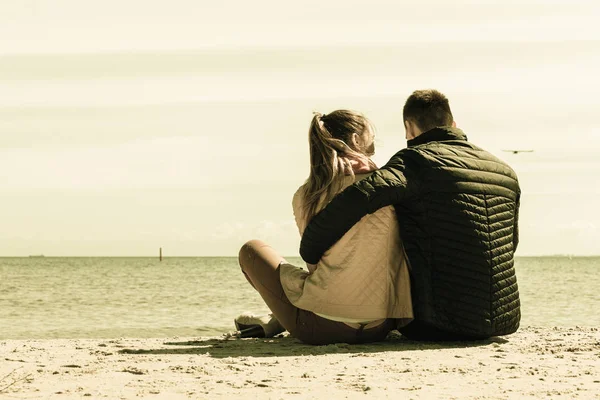 Šťastný pár má datum na pláži — Stock fotografie