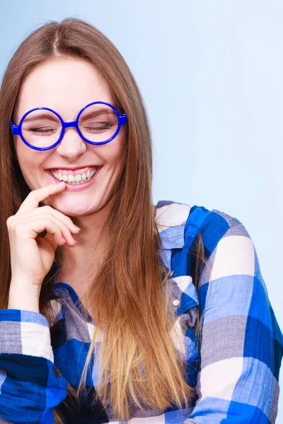 Feliz sonriente mujer nerd en gafas raras — Foto de Stock