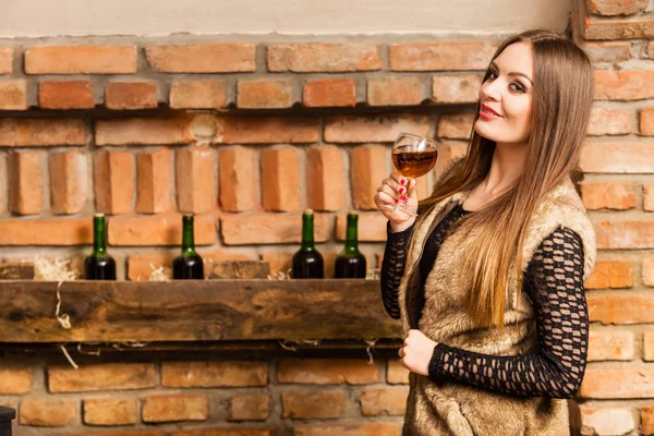 Женщина дегустирует вино в загородном интерьере — стоковое фото