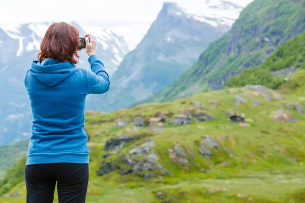 観光は、ノルウェーの山々 の写真を撮影 — ストック写真