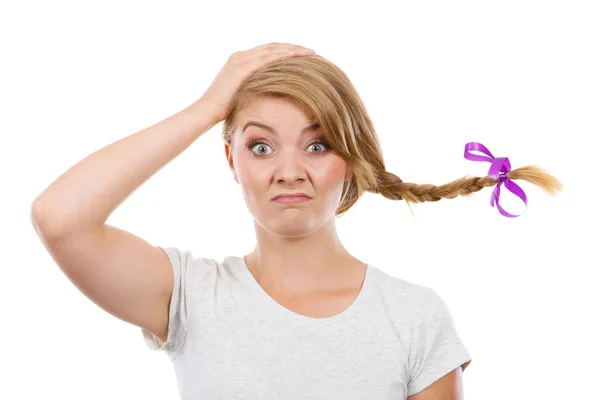 Triste adolescente in capelli a treccia soffiata dal vento — Foto Stock