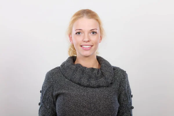 Felice donna sorridente che indossa maglione nero — Foto Stock