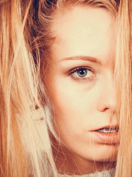 Mujer rubia sosteniendo su largo cabello enredado — Foto de Stock