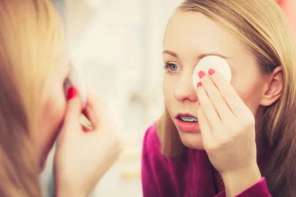 Mujer usando almohadilla de algodón para quitar el maquillaje — Foto de Stock