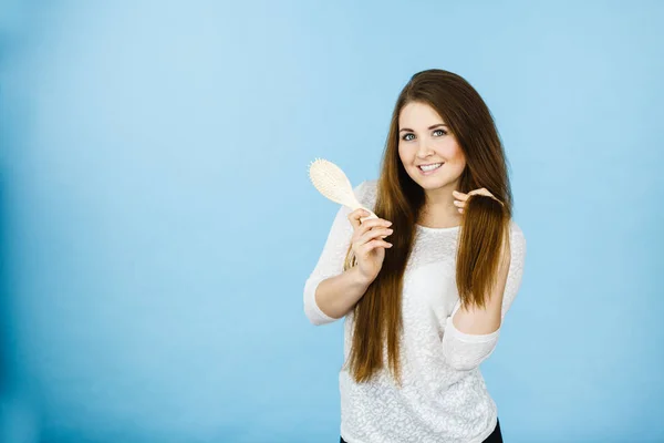 Glad kvinna borsta håret — Stockfoto