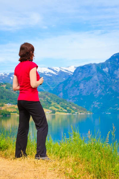 Mujer turística disfrutando de la vista del fiordo en Noruega —  Fotos de Stock