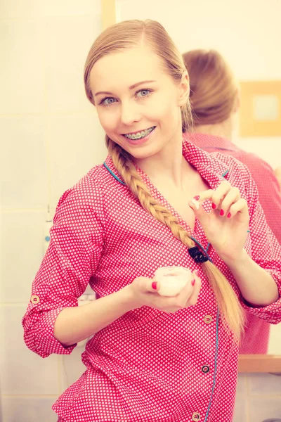 Woman applying moisturizing skin cream. Skincare. — Stock Photo, Image