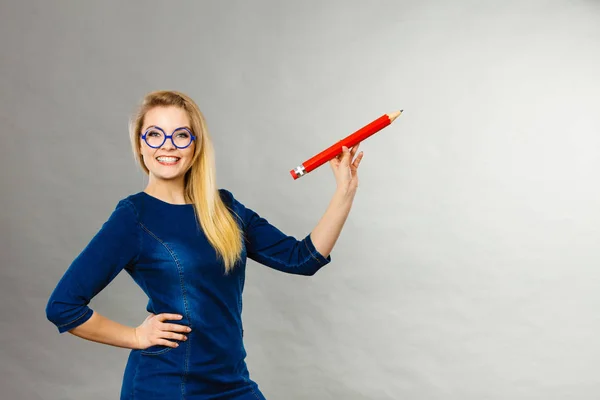 Χαμογελαστό γυναίκα κατέχει μεγάλο μολύβι στο χέρι — Φωτογραφία Αρχείου