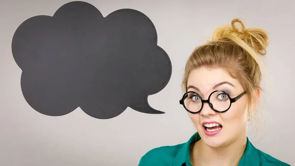 Confident rude business woman with thinking bubble — Stock Photo, Image