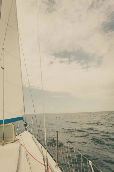 Yachting op zeilboot tijdens zonnig weer — Stockfoto