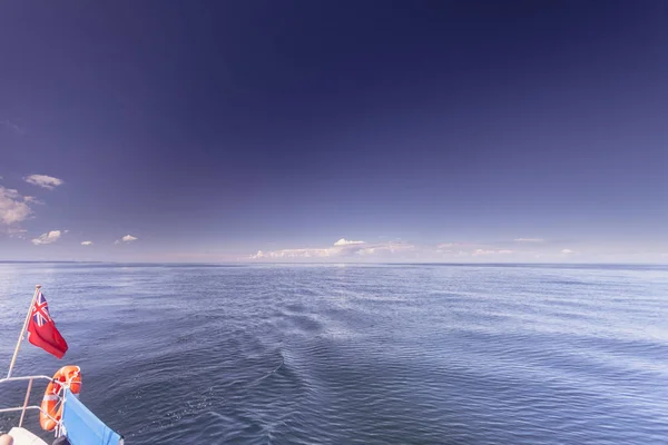 Yelkenli tekne kırmızı sivil afiş İngiltere bayrağı — Stok fotoğraf