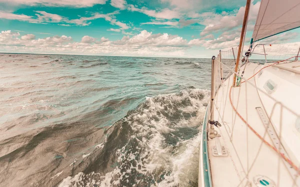 Yachting na vela barco arco popa tiro salpicos de água — Fotografia de Stock