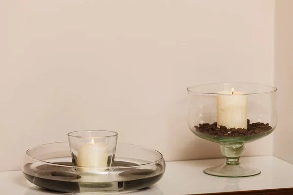 Декоративные свечи в мисках с семенами кофе — стоковое фото