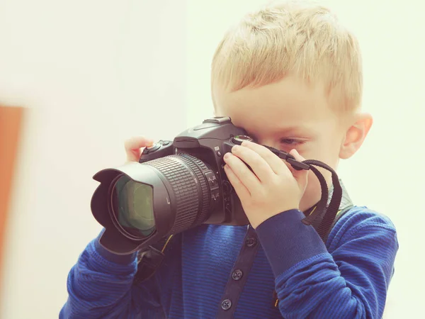 Kind spelen met grote professionele digitale camera — Stockfoto