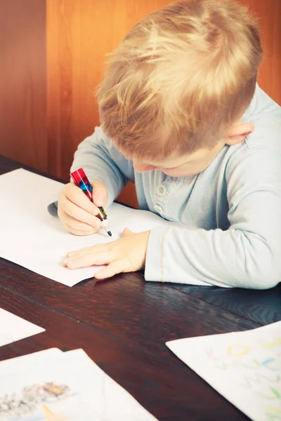 Niño jugando, dibujando imágenes en papel —  Fotos de Stock