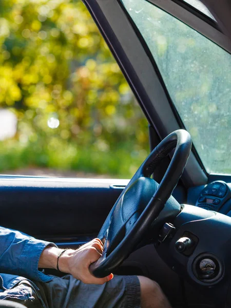 Muž ruce na volant, řídit auto — Stock fotografie