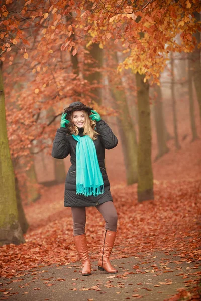 Attractive woman in autumnal park. — Stock Photo, Image