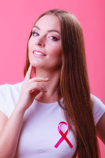 Женщина с розовой раковой лентой на груди — стоковое фото
