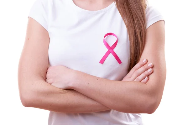 Nastro rosa sul petto della donna per sostenere la causa del cancro al seno — Foto Stock