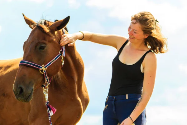 Jockey jong meisje aaien bruin paard — Stockfoto