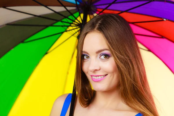 Kvinna som står under färgglada rainbow paraply — Stockfoto