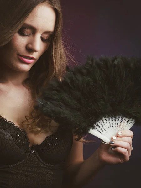 Mujer sosteniendo abanico de plumas de carnaval en la mano . — Foto de Stock