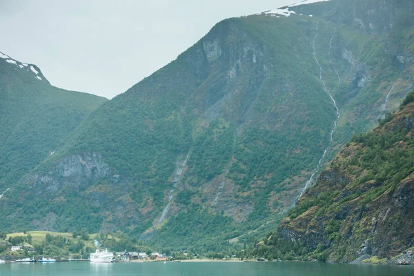 Cruiseschip op de fjord Sognefjord in Noorwegen Flam — Stockfoto